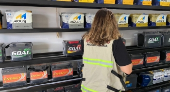 Procon Goiânia e Polícia Civil apreendem 106 baterias com selo adulterado do Inmetro